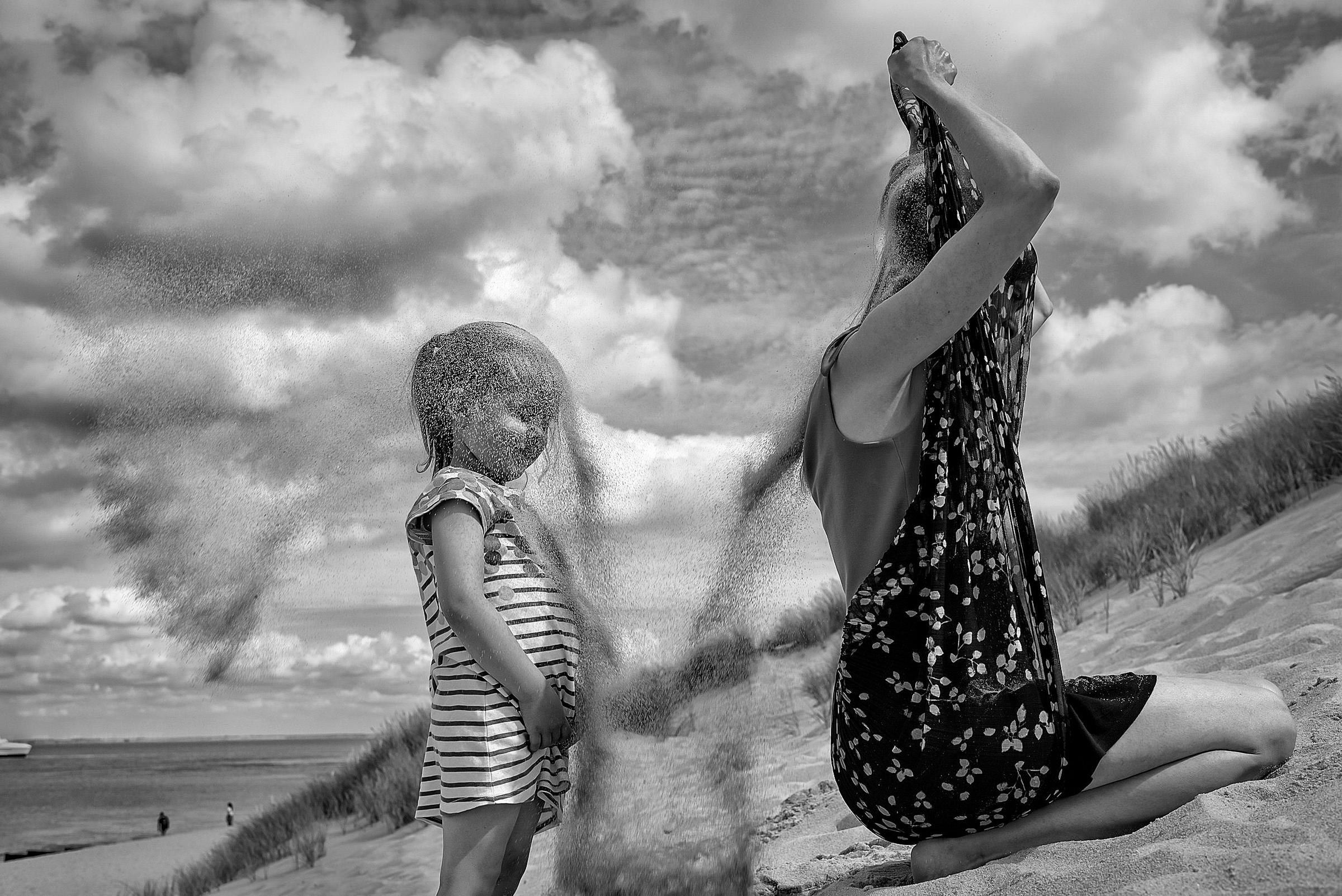 Mutter spielt mit ihrer Tochter am Strand in List